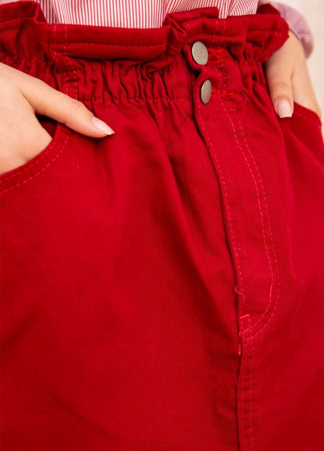Czerwona dżinsowa spódnica