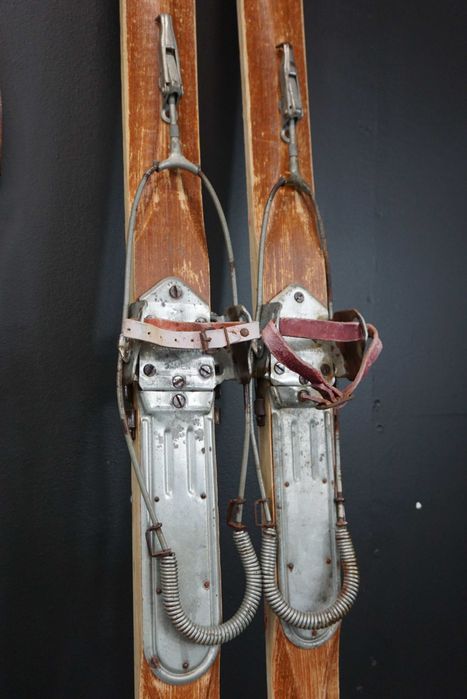 Zabytkowe drewniane narty z kijkami bambusowymi stare