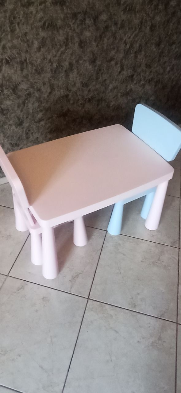 Дитячій стіл та стільці