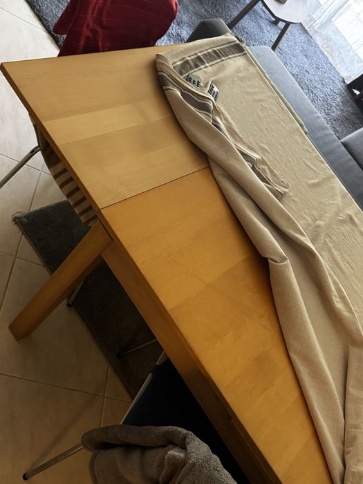 Conjunto mesa castanha e 6 cadeiras brancas (vendo separado)