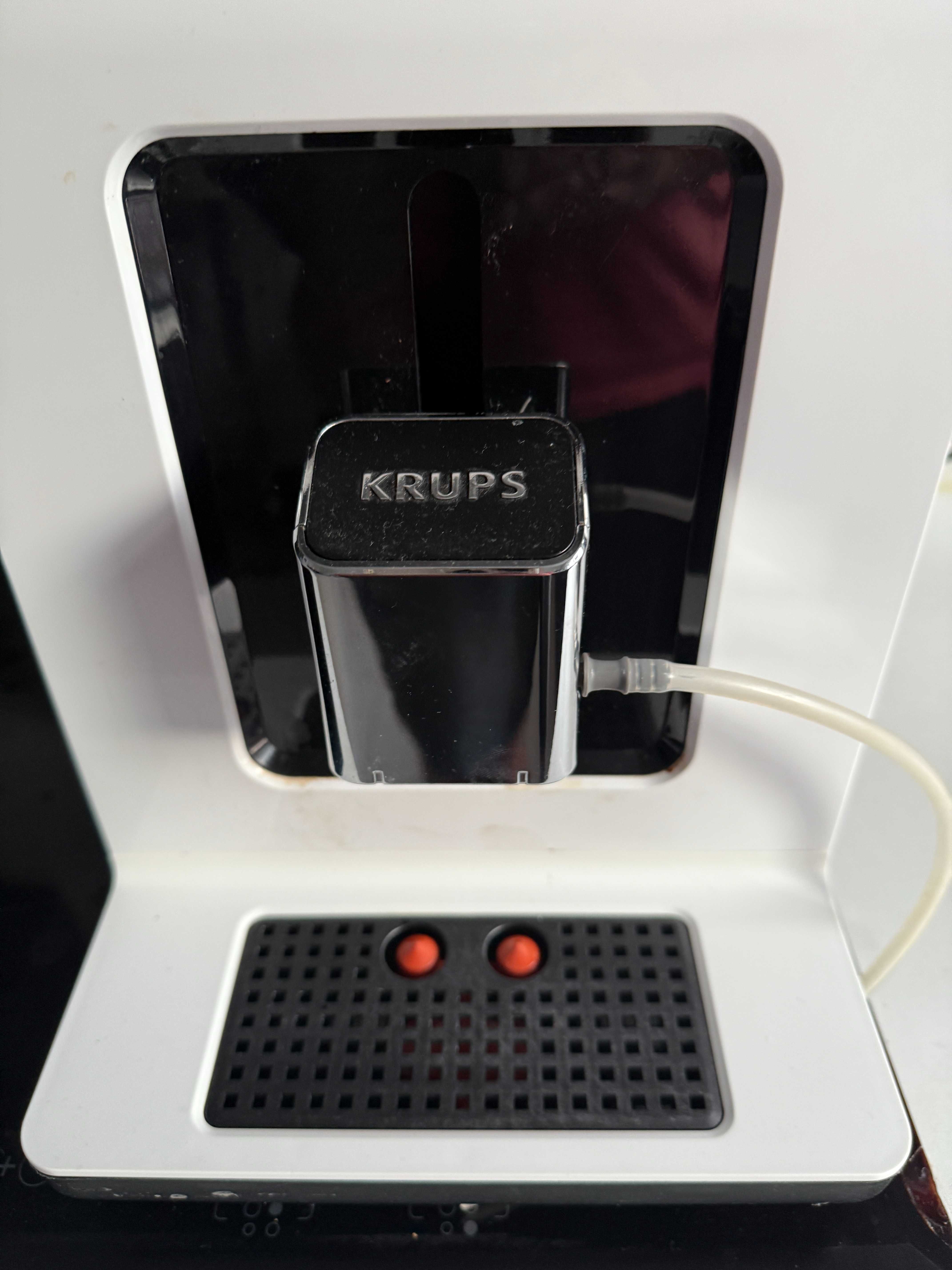 ekspres ciśnieniowy automatyczny do kawy krups EA890110 biało-czarny