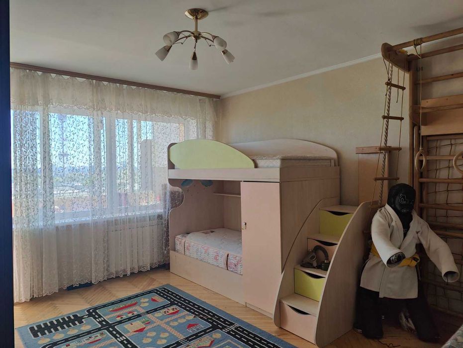 Двоповерхове ліжко зі сходами і шафою