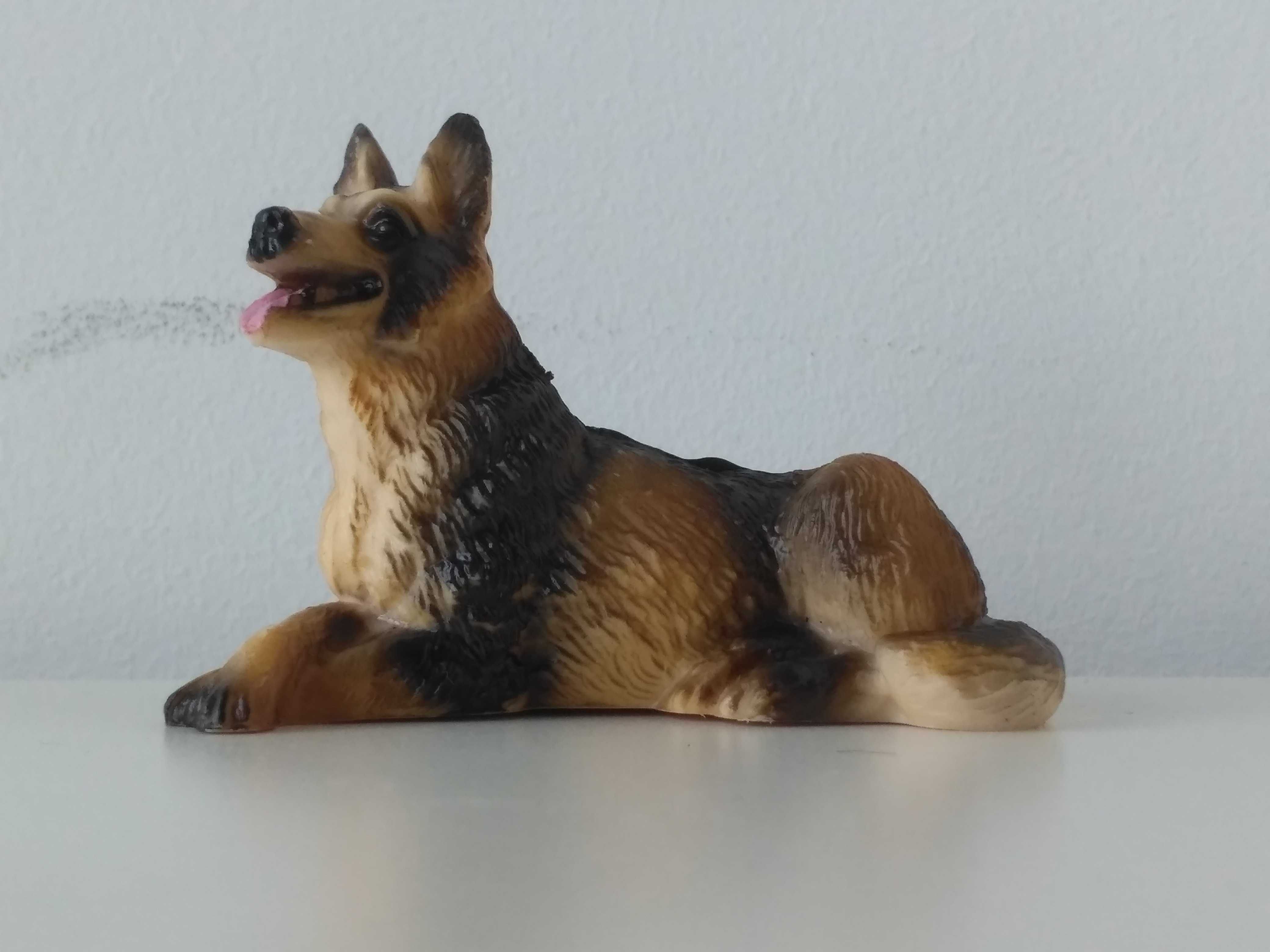 Pies Schleich: leżący owczarek niemiecki