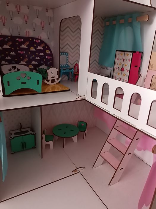 Ляльковий будинок з меблями