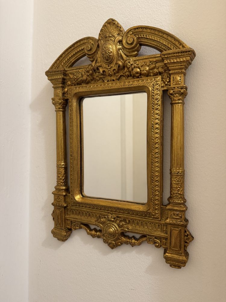 Pequeno espelho dourado antigo