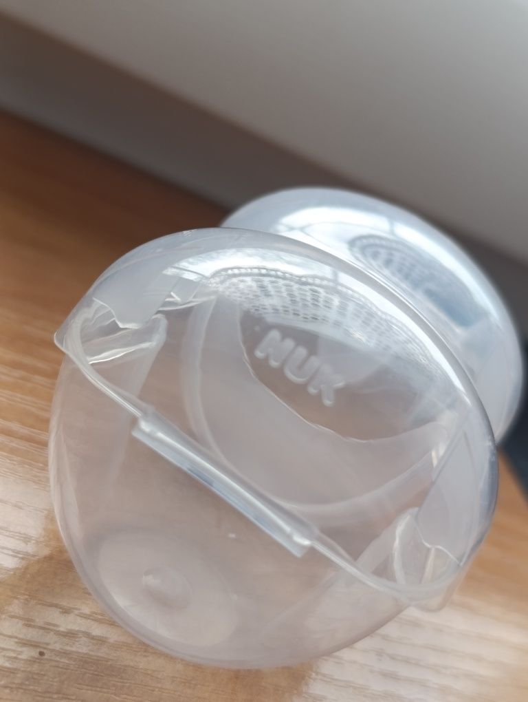 Osłonka pojemnik na smoczki nuk