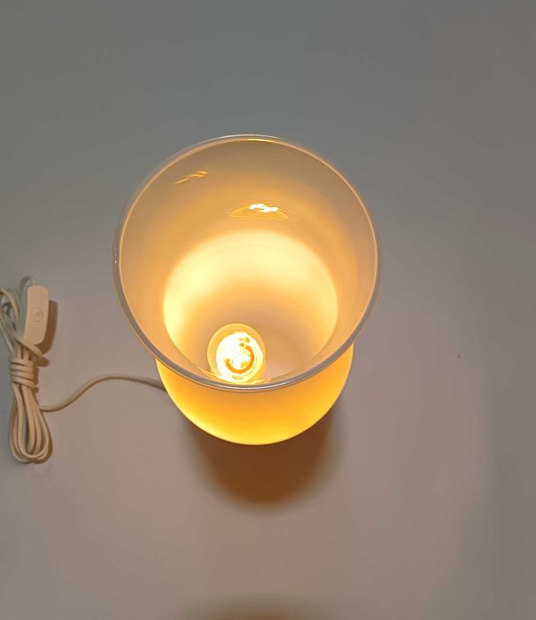 Candeeiro de mesa branco em vidro