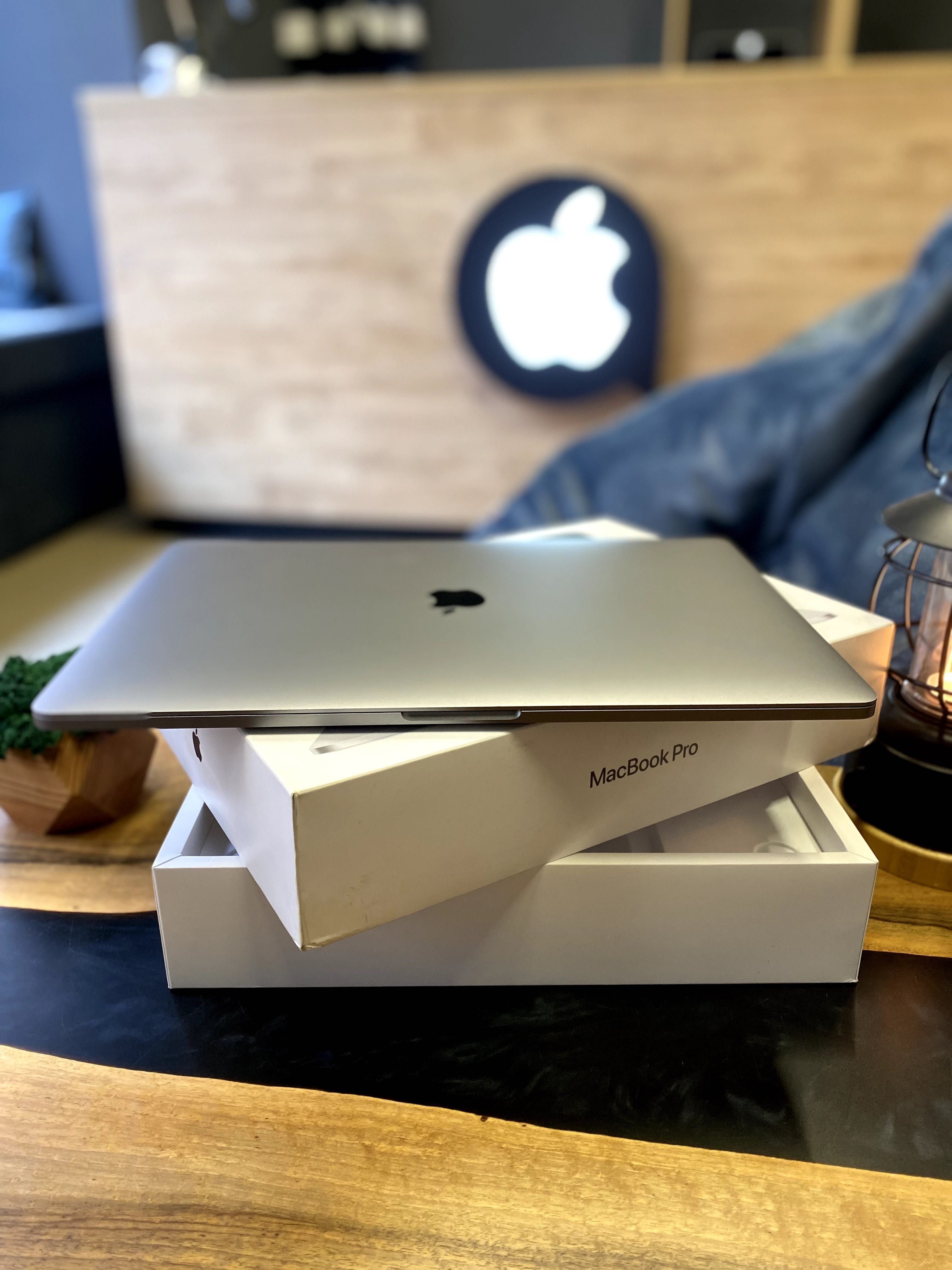 Ноутбук Apple MacBook Pro 15'' i7/16/512 Space Gray (MR942) 2018