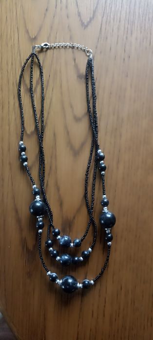 Piękny czarny naszyjnik