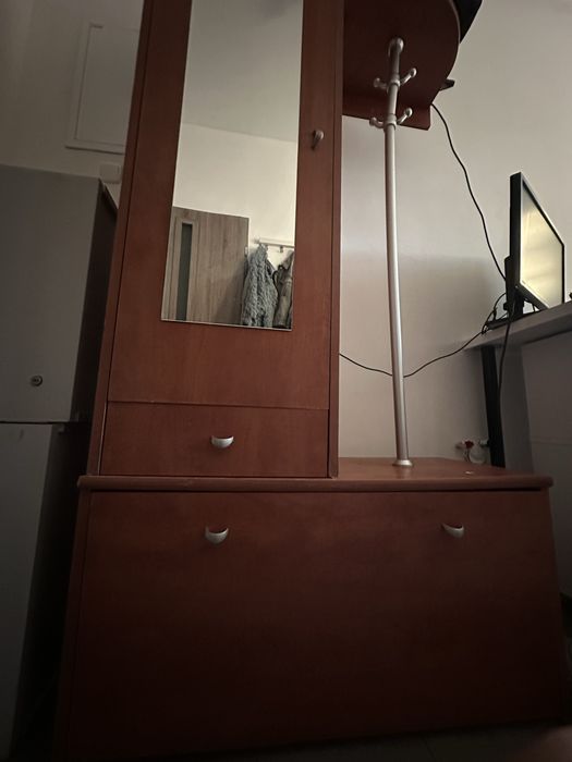 Komoda z lustem na buty unrania