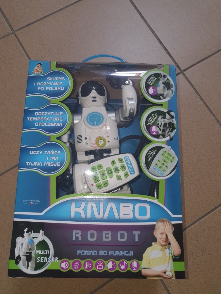 zabawka Robot mówiący i chodzący na prezent