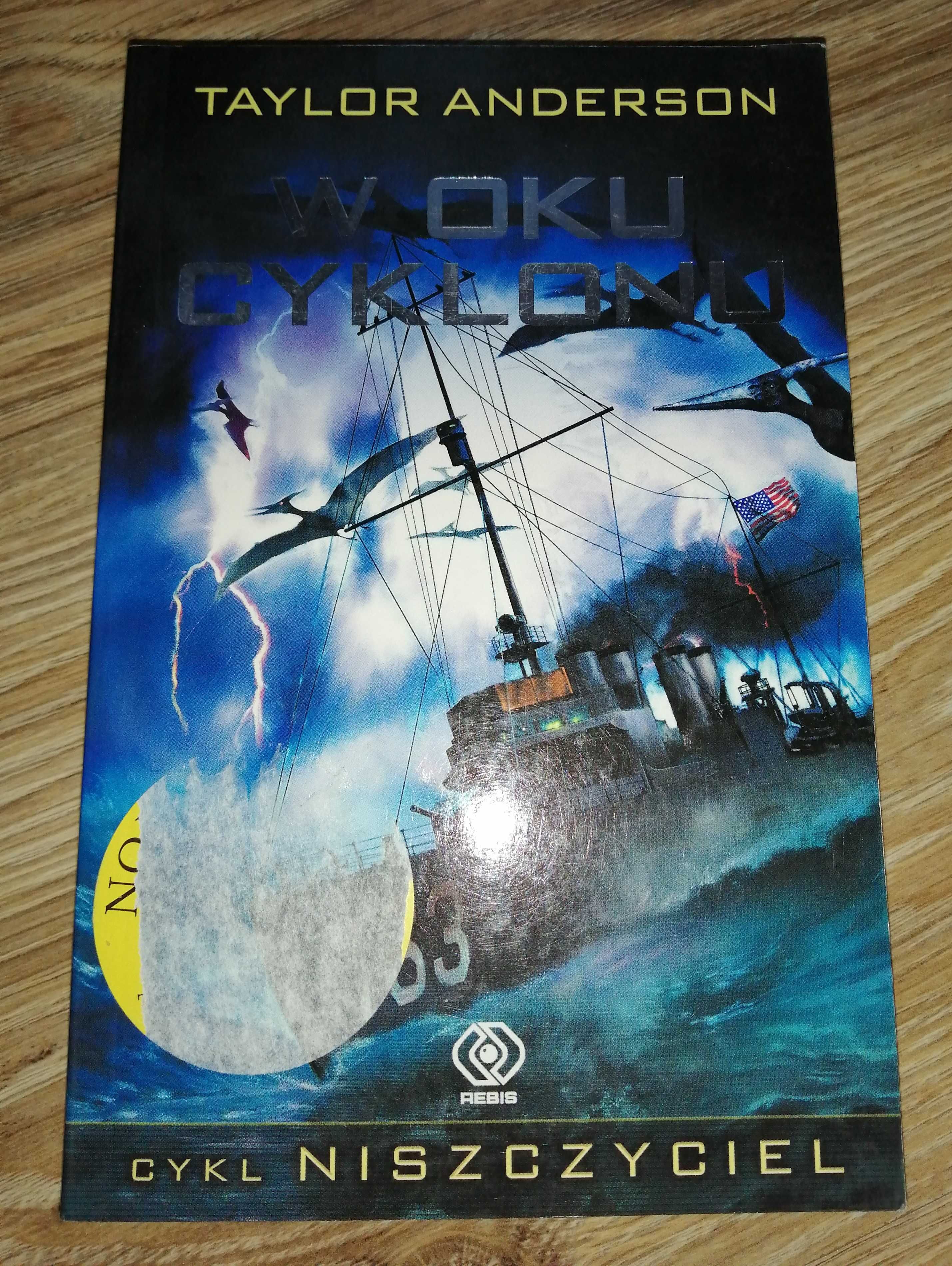 Książka "W oku cyklonu" Taylor Anderson NOWA