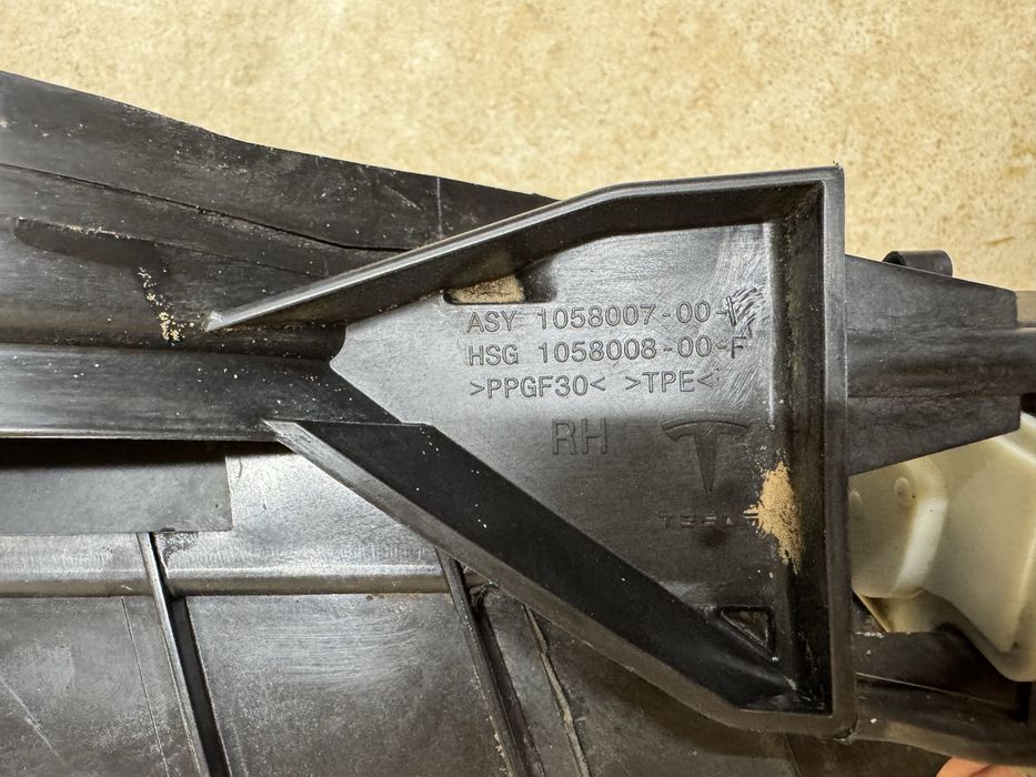 Tesla Model S люверс правий