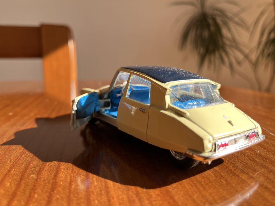 Carro de coleção Citroen DS 19 1/32