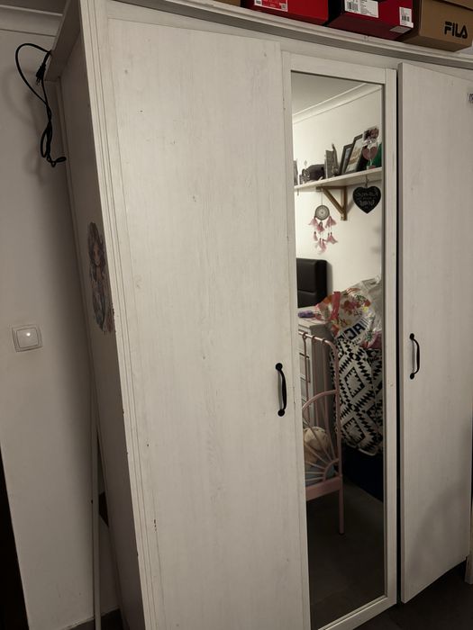 Roupeiro em bom estado