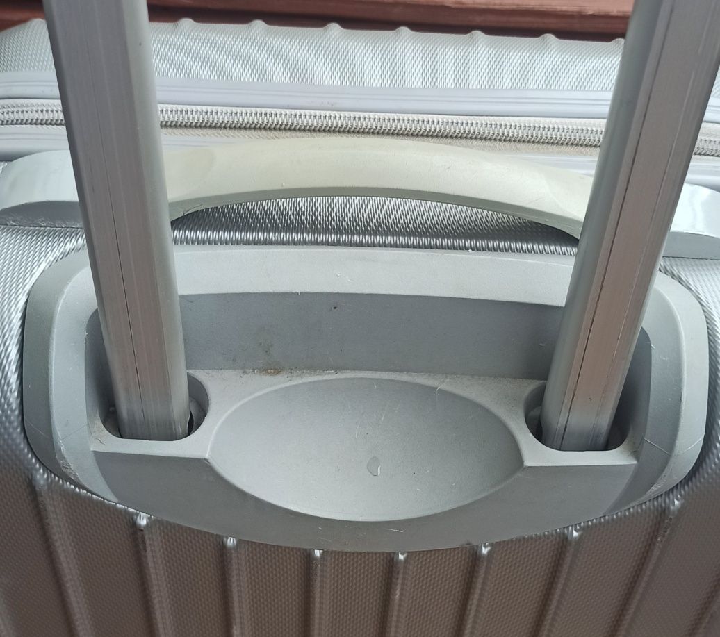 Rączka teleskopową do średniej walizki