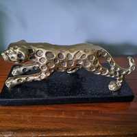 Figurka mosiężna jaguara na marmurowej podstawce