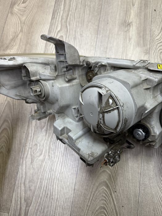 Фара передня ліва Toyota camry 40 ксенон