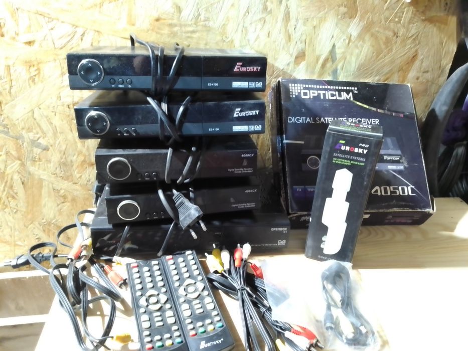 Продам 4 тюнера, рабочие, на трёх нету пультов, на четвёртом есть.