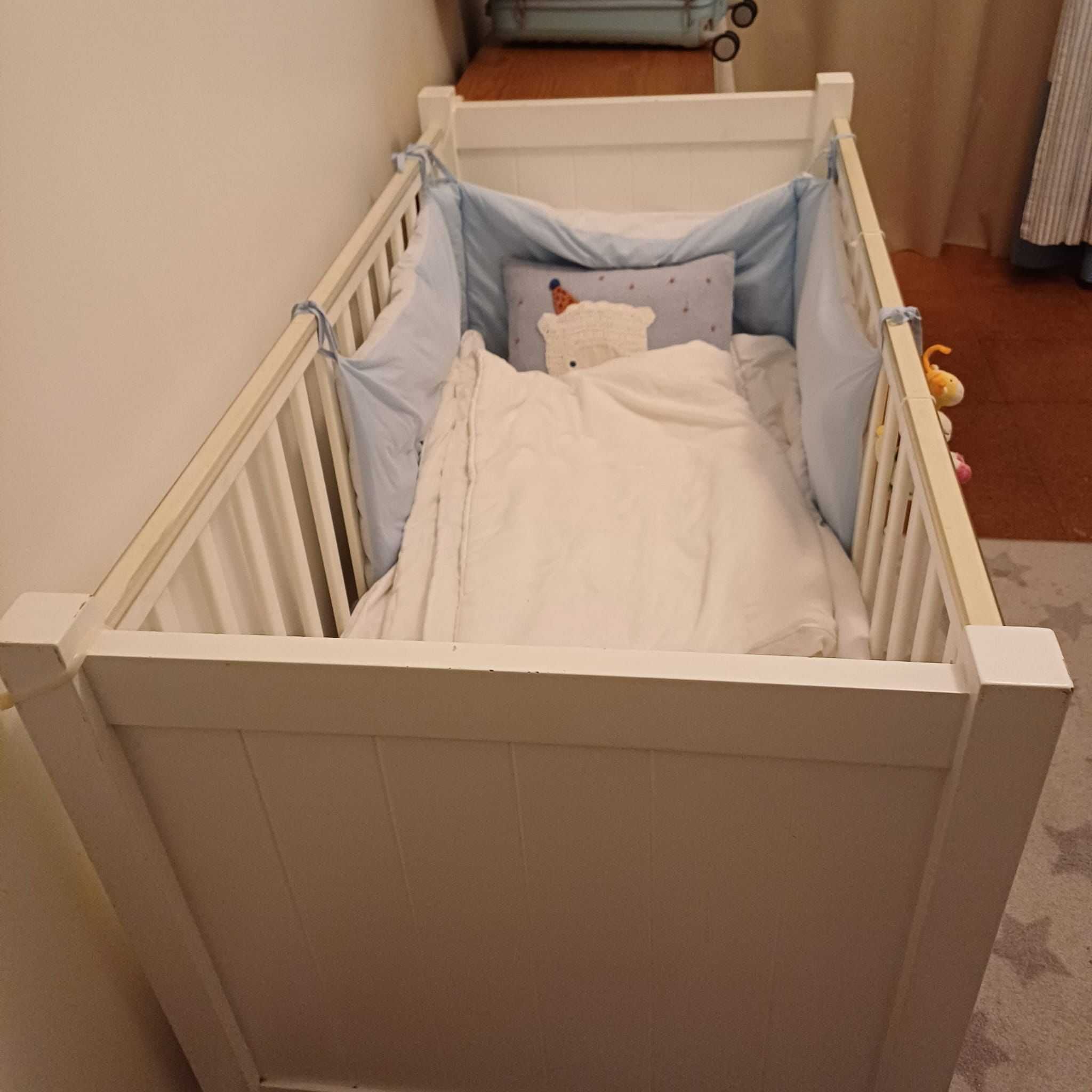Cama para bebe usada em cor branca, carro de bebé e alcofa