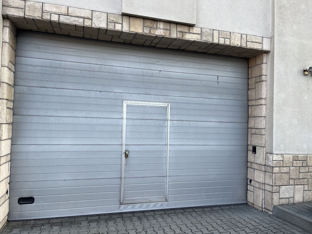 Brama segmentowa z drzwiami 460x415 ,opcja automatyka