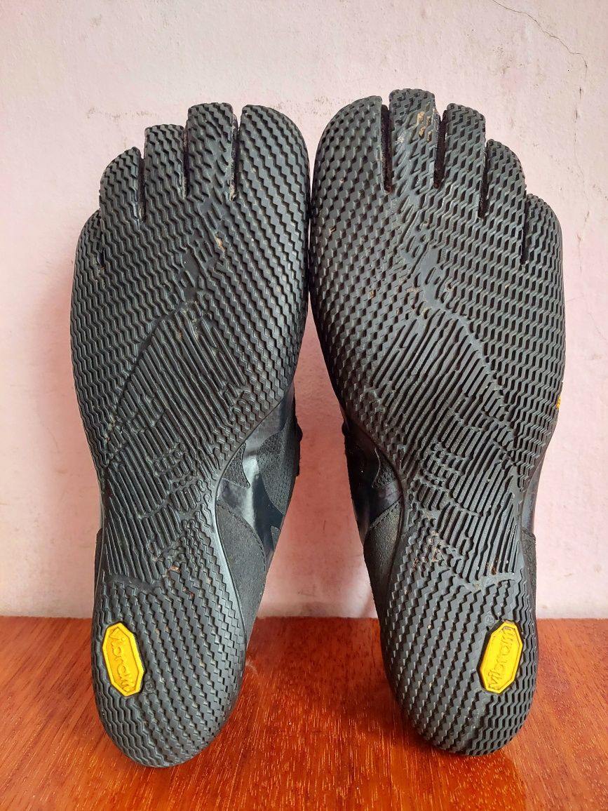 Кроссовки Vibram fivefingers v-trail пальчики la sportiva оригінал 

Р