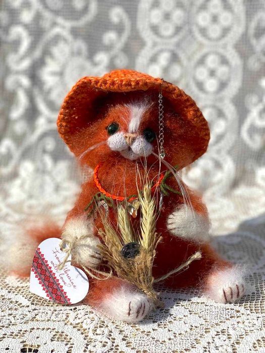 Котик домовий, символ достатку та благополуччя дому, іграшка в язана