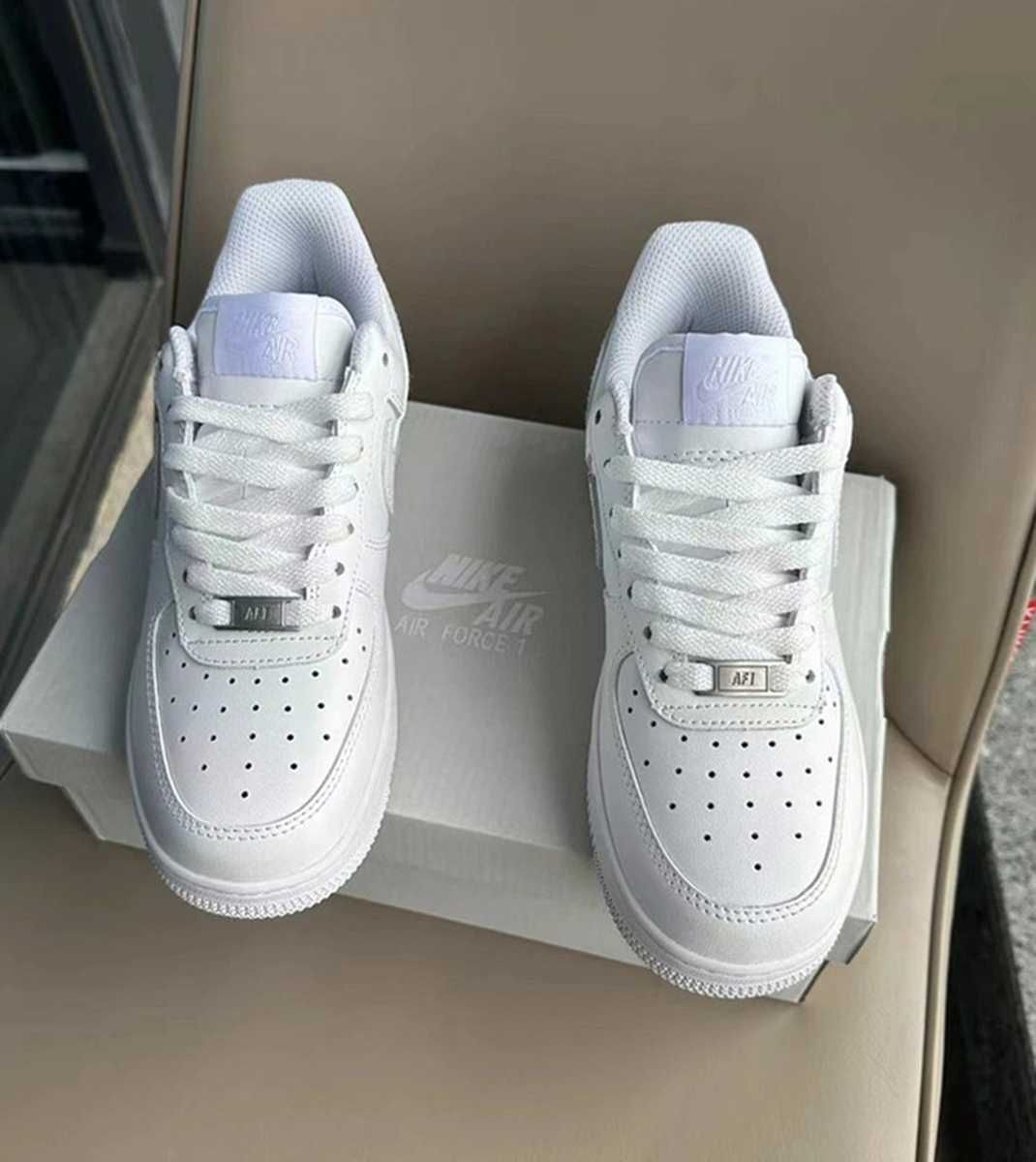 Białe buty Nike w rozmiarze 38, dostarczane w pudełku