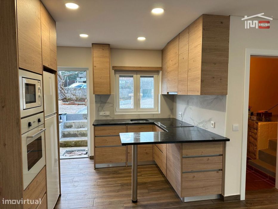 Moradia T3 Recuperada Em Estado Novo Cozinha Equipada Em Vale Sobre...