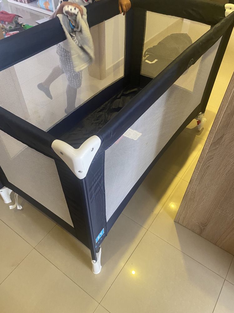 Cama de Viagem Azul Marinho Zippy influi colchao