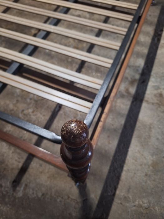 Cama de casal castanho