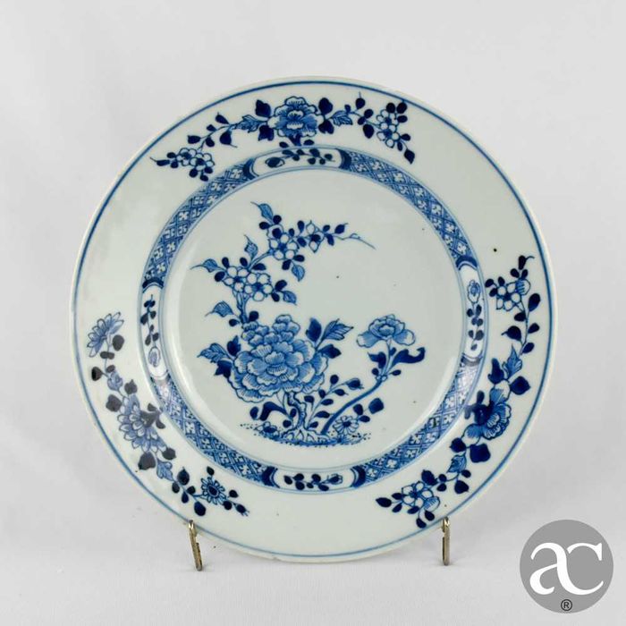 Par pratos porcelana China, Peónias e Crisântemos, Qianlong séc. XVIII