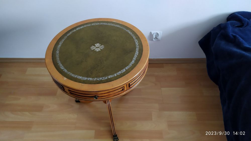 Stylowy stolik z szufladkami