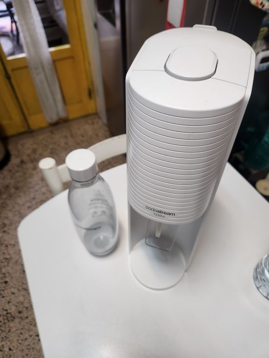Máquina Sodastream com garrafa