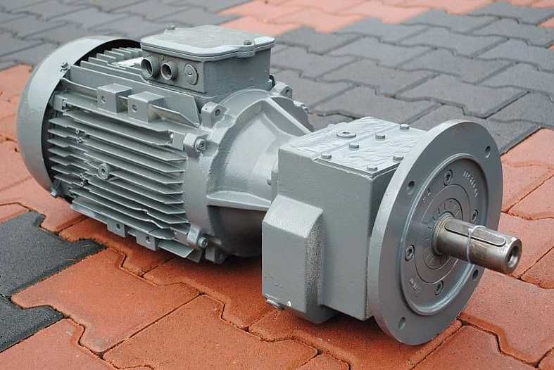 Motoreduktor kołnierzowy 7.5kw. 678obr.. SIEMENS.