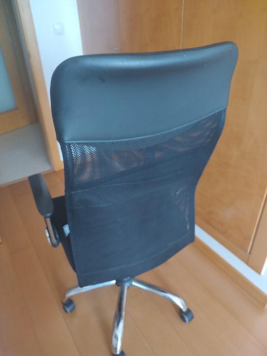 25 EUR Cadeira escritório usada com elevador a funcionar