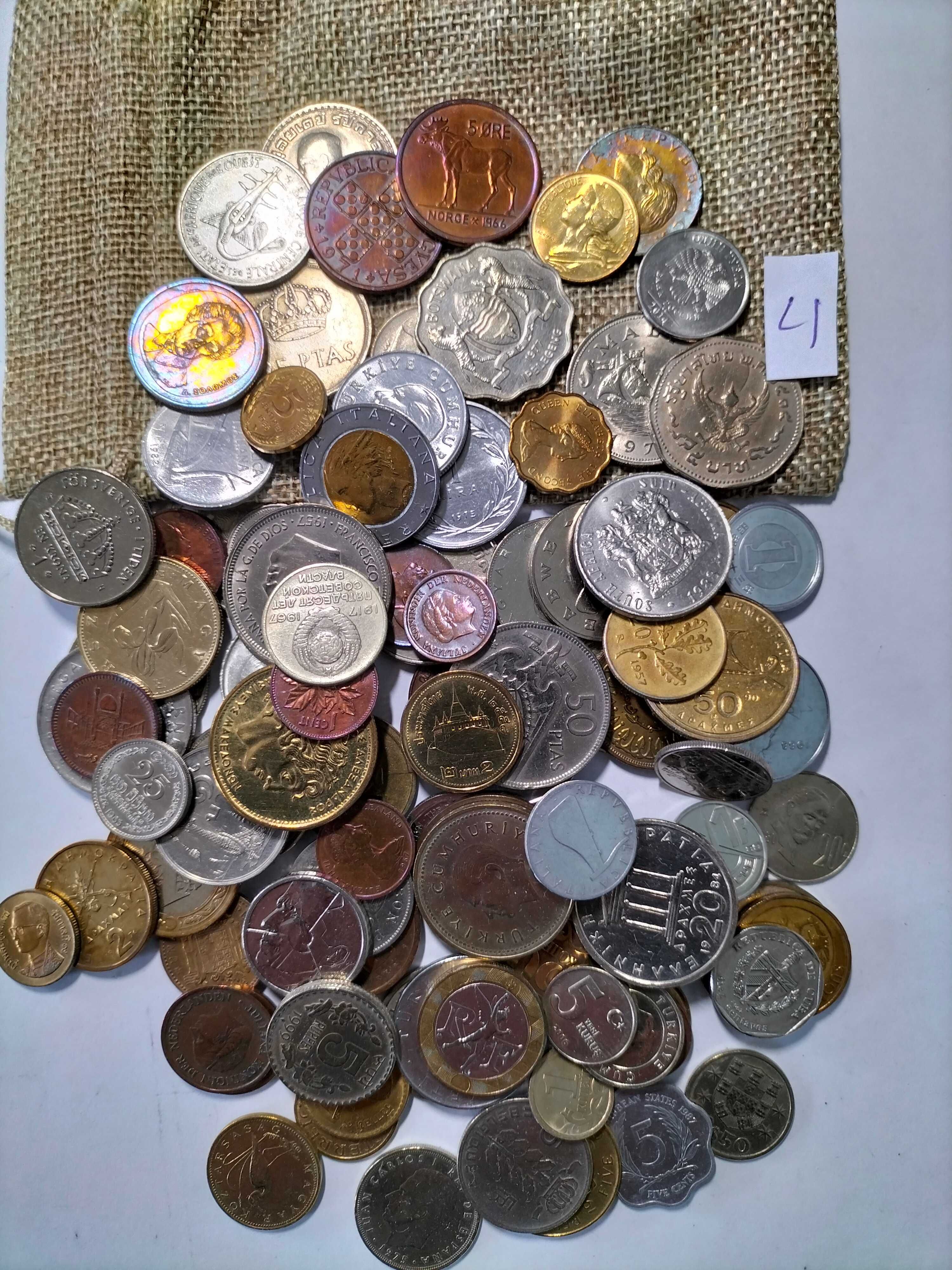 100 moedas diferentes de 40 países. Um bom começo para a coleção.