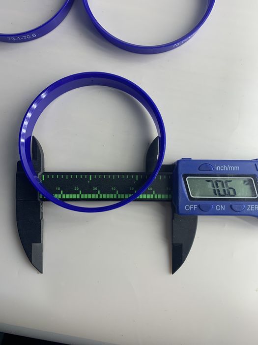 Проставочное центровочное кольцо 73,1 / 70,6 для автомобильных дисков.