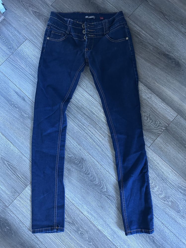 Granatowe spodnie skinny jeans rurki