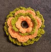 Zielono-pomarańczowy włóczkowy kwiatek, przypinka, hande made