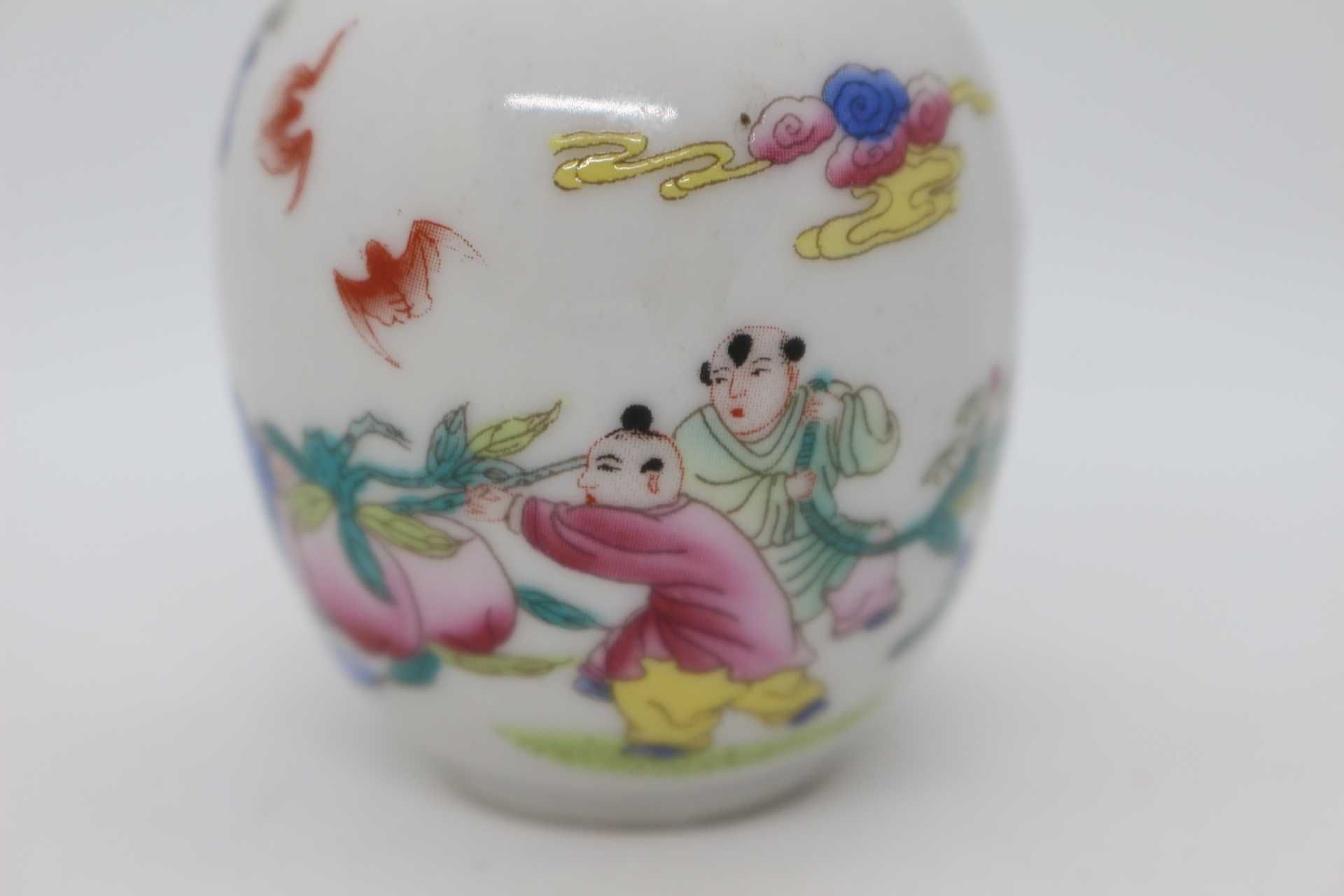 Snuff Bottle Porcelana Chinesa Família Rosa Figuras e Crianças marcada