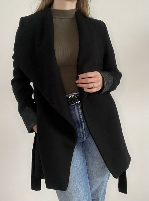 Czarny płaszcz wiązany Stradivarius r. 36