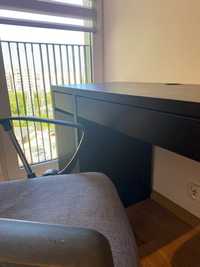 Biurko z krzesłem biurowym