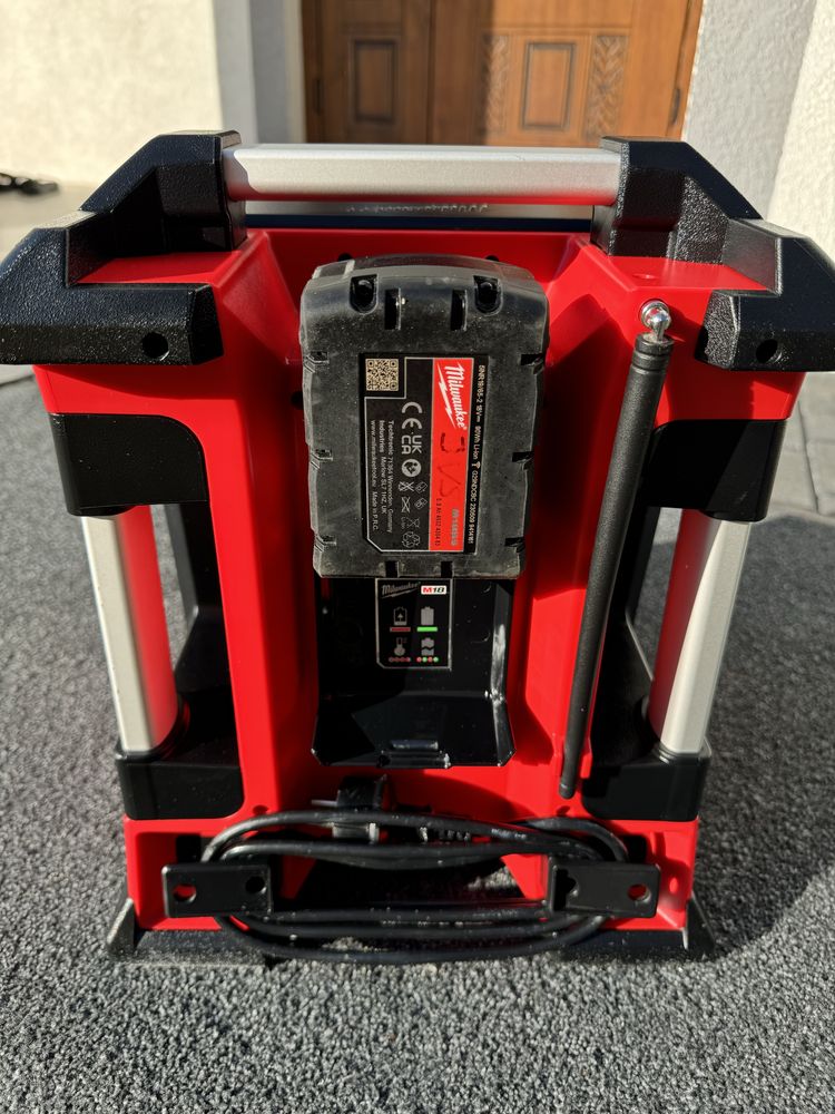 Зарядний пристрій з радіо Milwaukee M18 RC-0