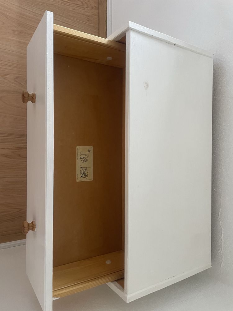Cómoda pequena/ mesa de cabeceira