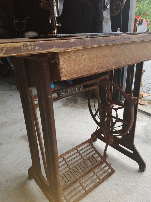 Maquina de costura singer muito antiga