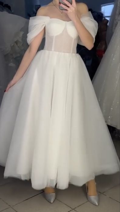 Весільна сукня білого кольору