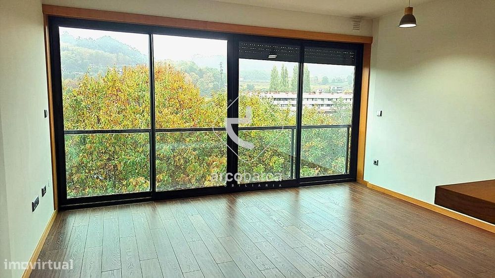 Apartamento T1  com vista rio- Ar condicionado - garagem fechada- Arco