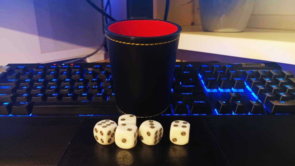 Kubek do gry w kości farkle i pozostałe. W zestawie kości, ekoskóra!