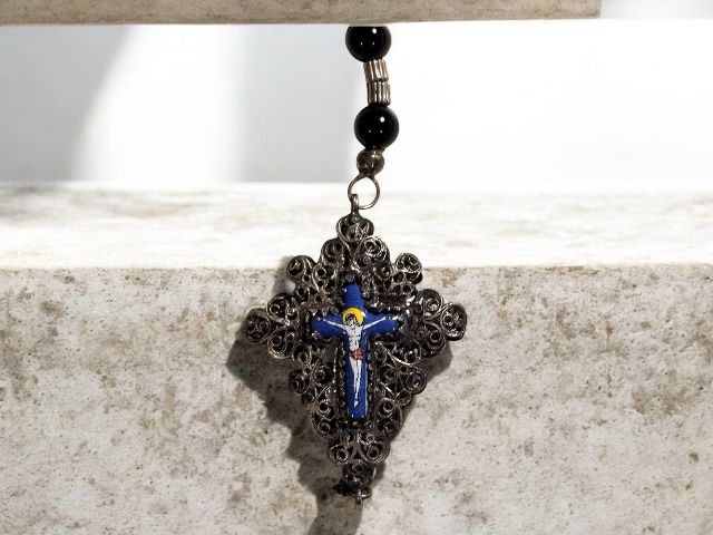 Srebrny XVIII w różaniec z kamieniami.